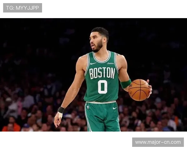 塔图姆巧妙吸引防守送出精准妙传布朗强势双手暴扣点燃全场